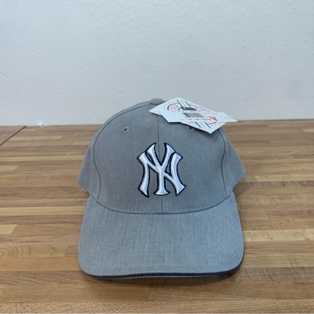 Brand New With Tags MLB Baskeball New York Yankees Adujstable Strap Back Grey